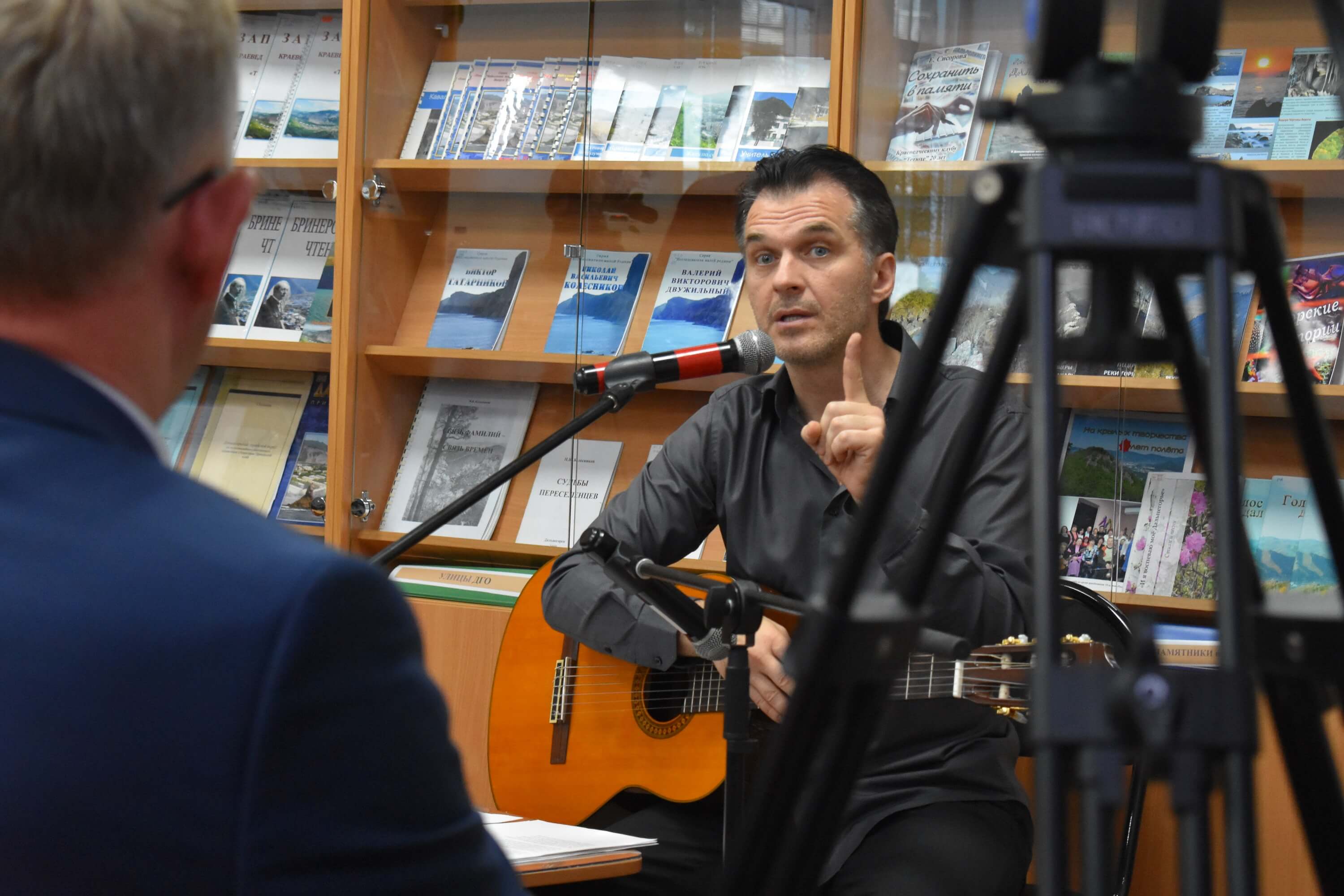 «Эпоха. Окуджава«. Ко дню рождения великого барда